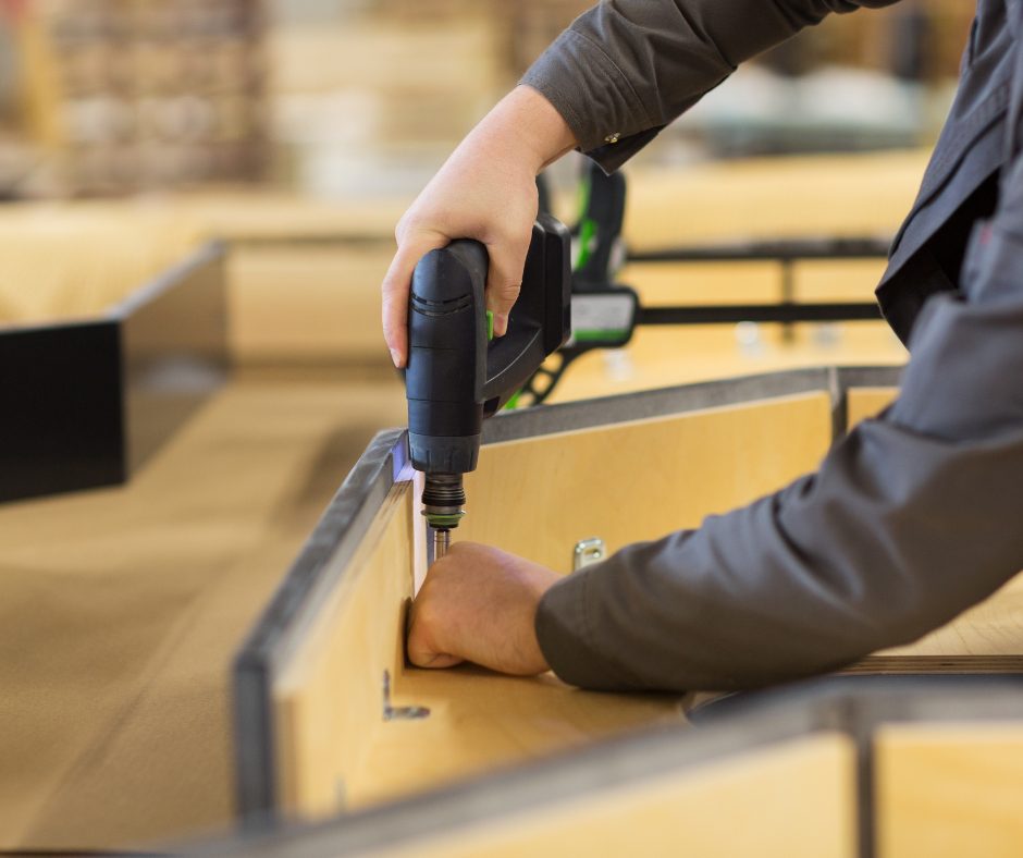 Proceso de montar y desmontar muebles